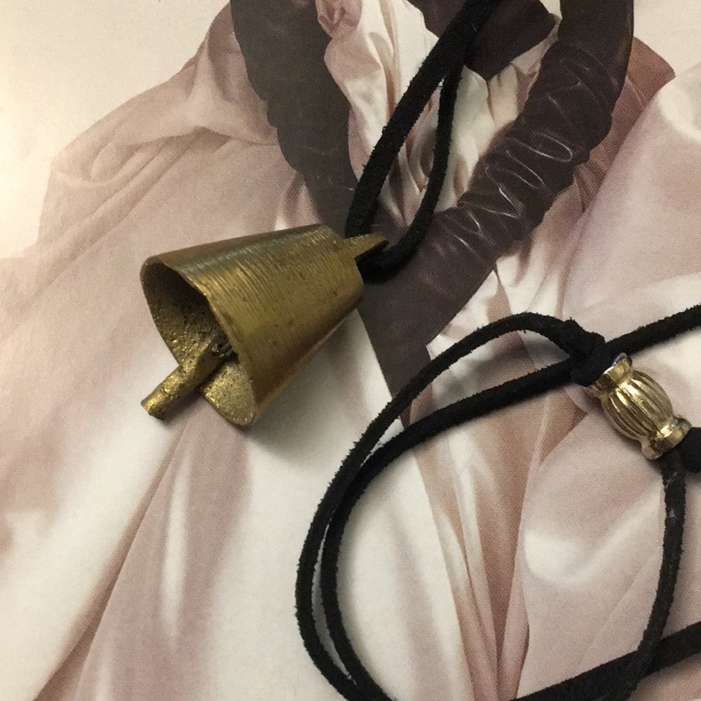 Beautiful nay leather necklace with vintage metal bell - Picture 2 of 4